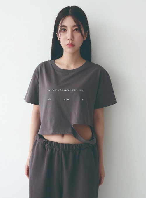 SIDE HOLE CROP T,CHARCOAL